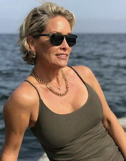 19P Mature ladies braless cleavage pokies 182