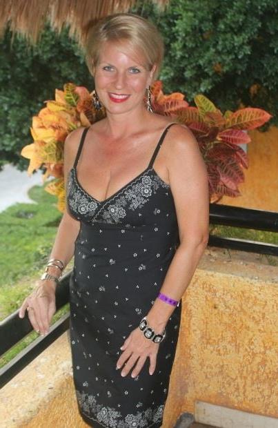 19P Mature ladies braless cleavage pokies 182