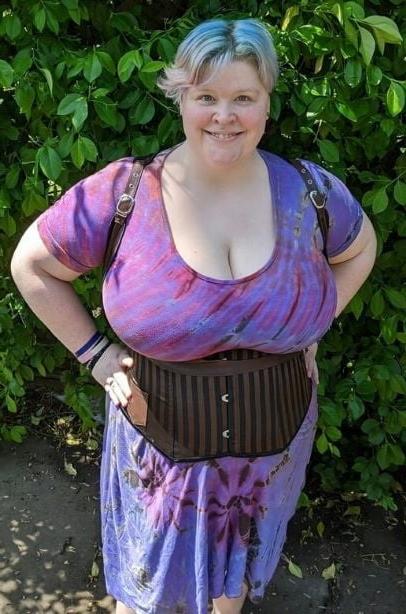 19P Mature ladies braless cleavage pokies 182