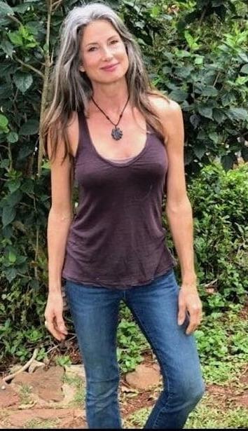 19P Mature ladies braless cleavage pokies 182