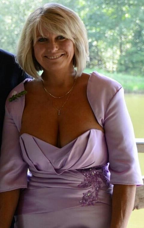 19P Mature ladies braless cleavage pokies 182
