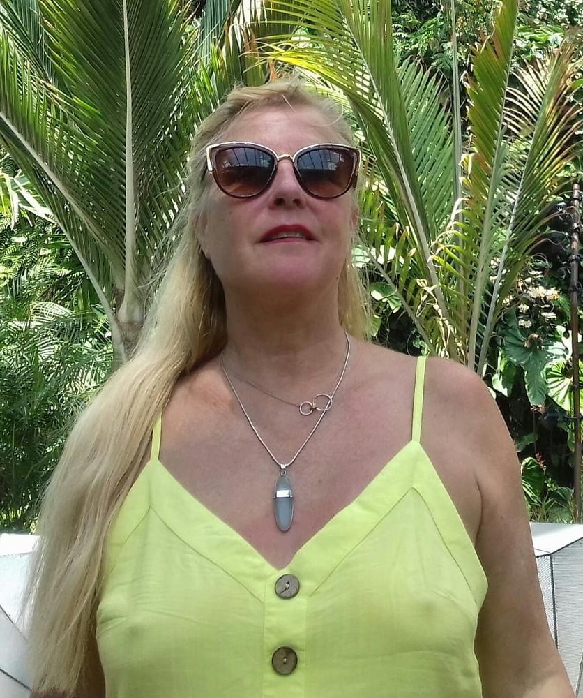 19P Mature ladies braless cleavage pokies 182