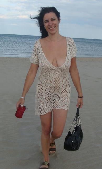 19P Mature ladies braless cleavage pokies 182