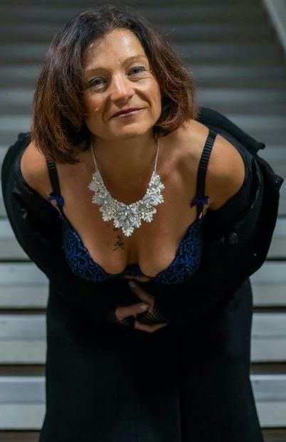 20P Mature ladies braless cleavage pokies 181