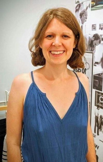 20P Mature ladies braless cleavage pokies 181