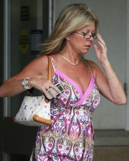 20P Mature ladies braless cleavage pokies 181