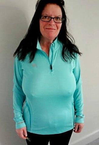 20P Mature ladies braless cleavage pokies 181