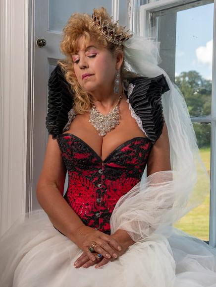 20P Mature ladies braless cleavage pokies 181