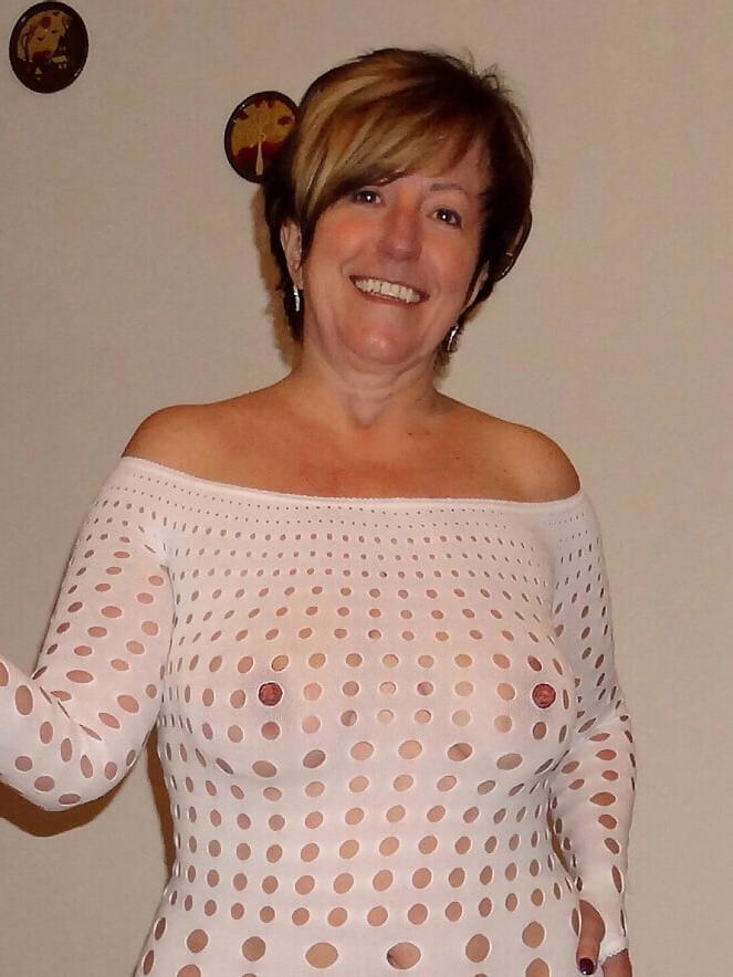 20P Mature ladies braless cleavage pokies 181