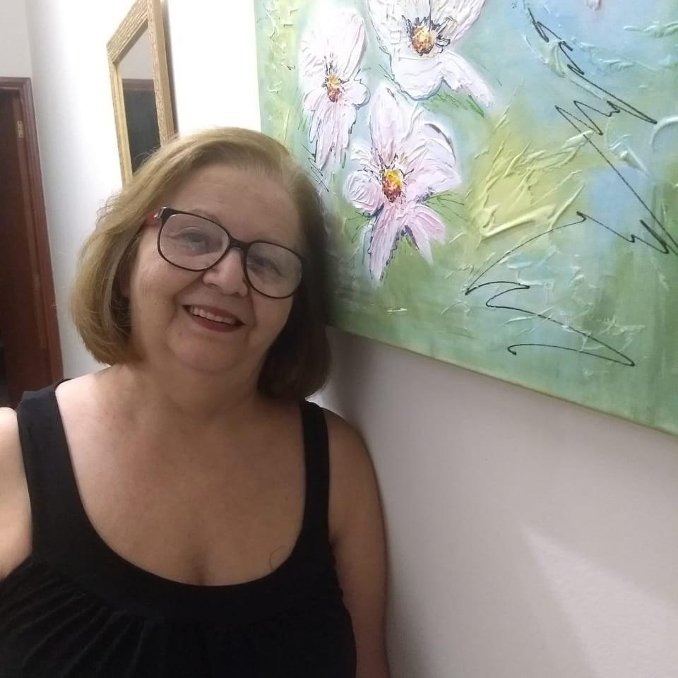23P this grandma is very sensual makes you want to suck