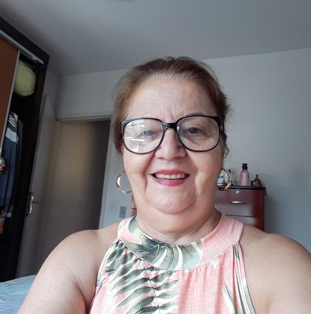 23P this grandma is very sensual makes you want to suck