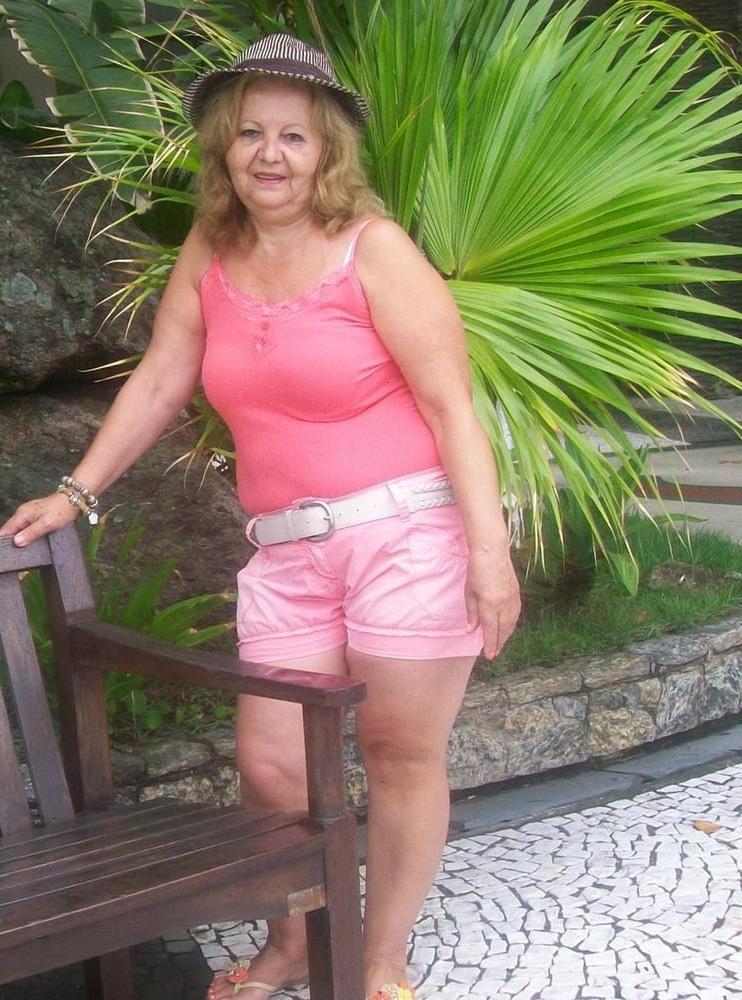 23P this grandma is very sensual makes you want to suck