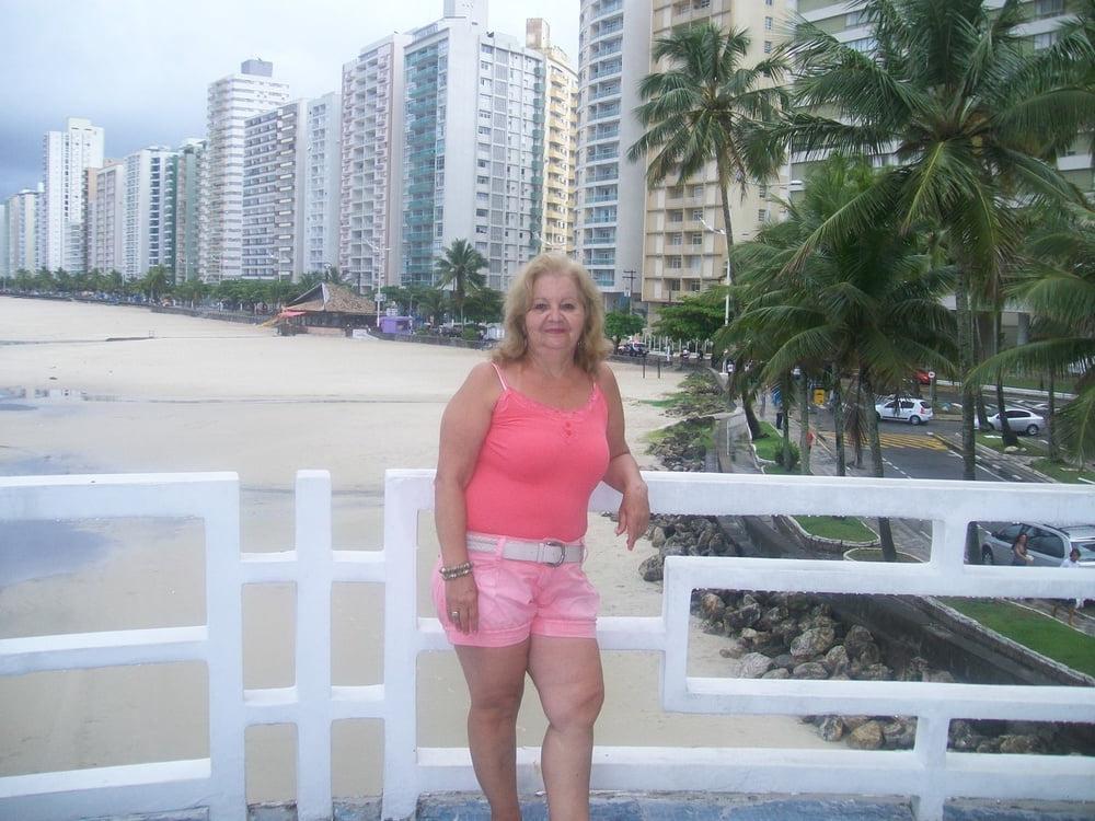 23P this grandma is very sensual makes you want to suck