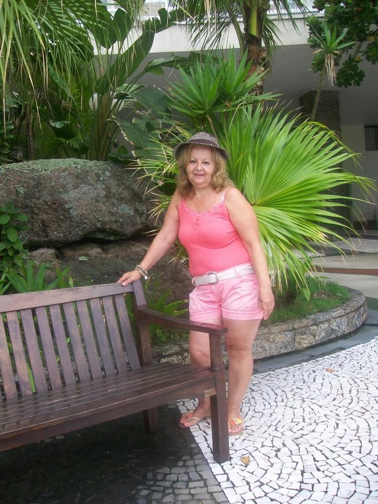 23P this grandma is very sensual makes you want to suck