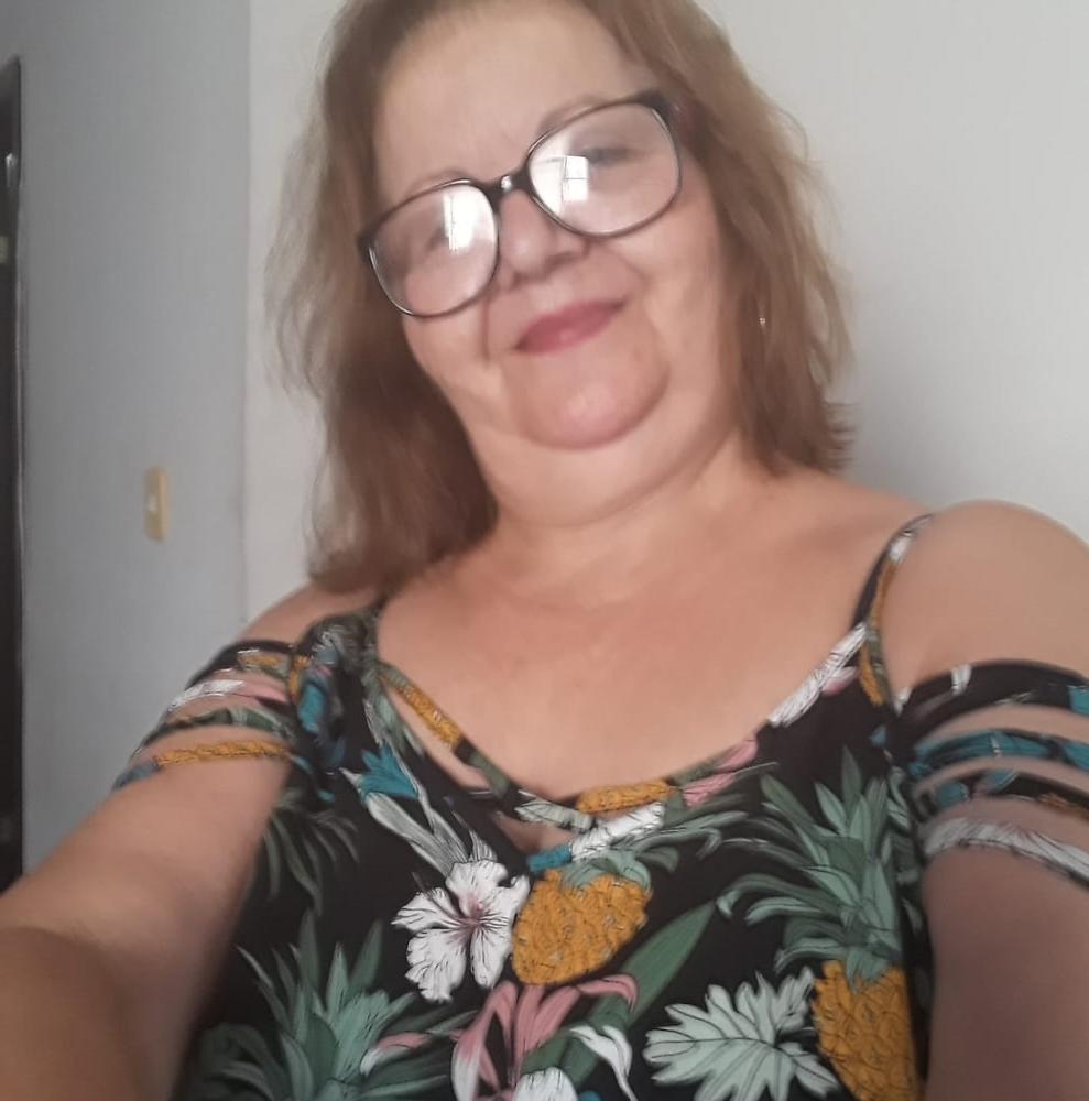 23P this grandma is very sensual makes you want to suck