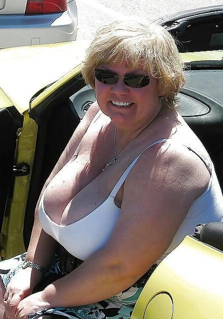 20P Mature ladies braless cleavage pokies 183