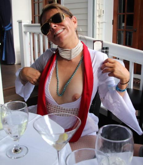 20P Mature ladies braless cleavage pokies 183