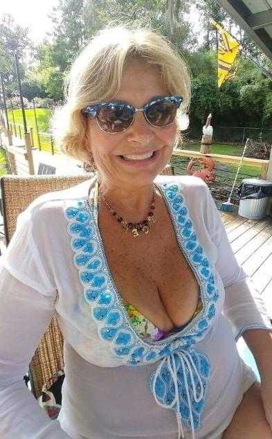 20P Mature ladies braless cleavage pokies 183