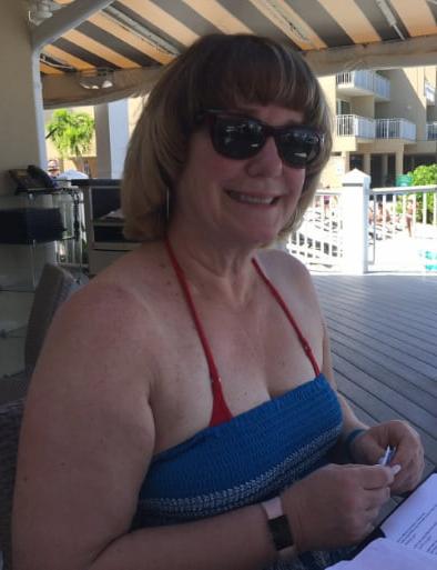 20P Mature ladies braless cleavage pokies 183