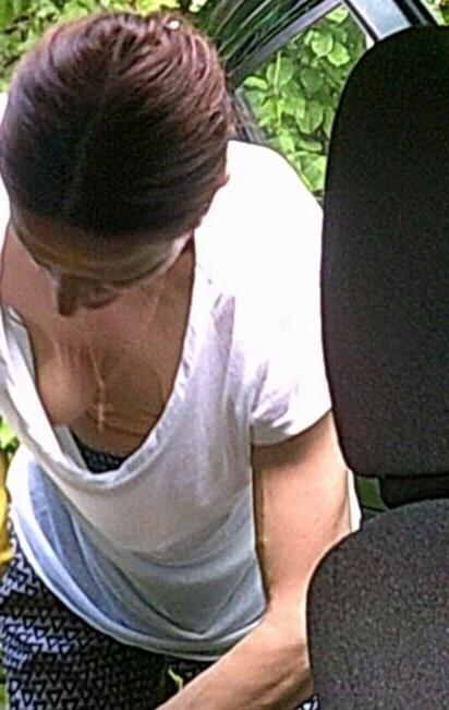 20P Mature ladies braless cleavage pokies 183