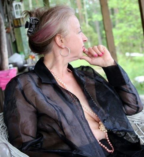 20P Mature ladies braless cleavage pokies 183
