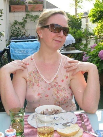 20P Mature ladies braless cleavage pokies 183