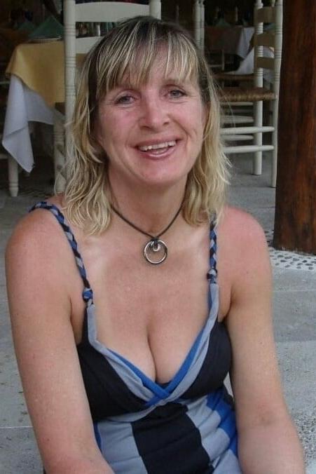 20P Mature ladies braless cleavage pokies 183