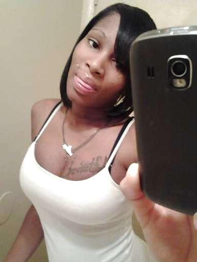 25P Ebony Cleavage Queens