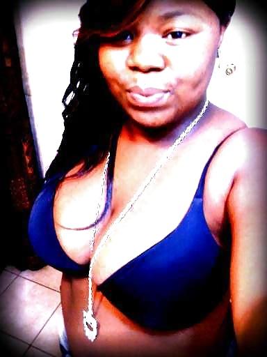 25P Ebony Cleavage Queens