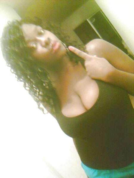 25P Ebony Cleavage Queens