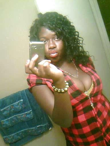 25P Ebony Cleavage Queens