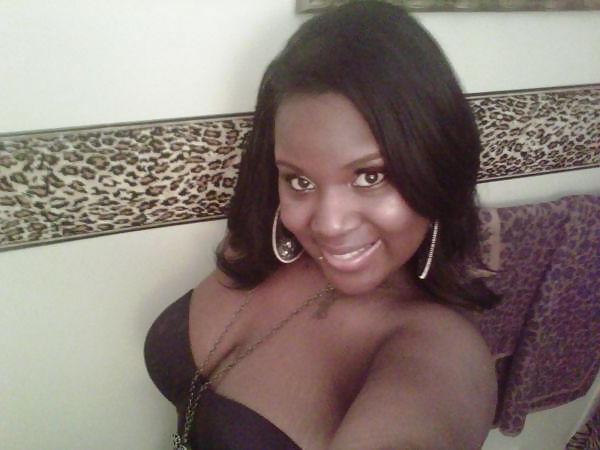 25P Ebony Cleavage Queens