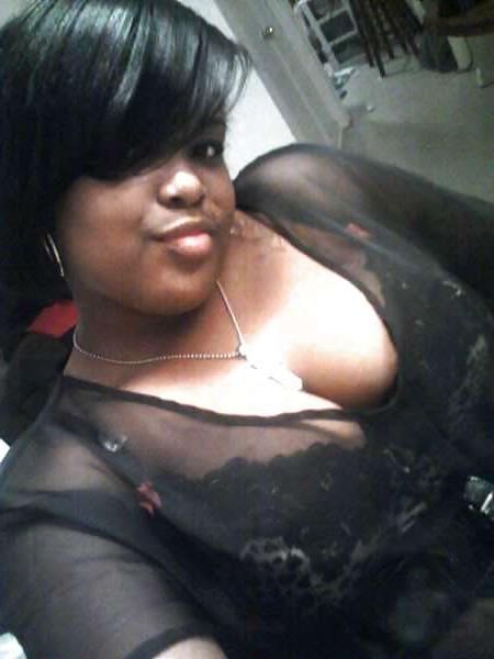 25P Ebony Cleavage Queens
