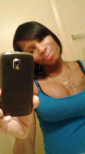25P Ebony Cleavage Queens