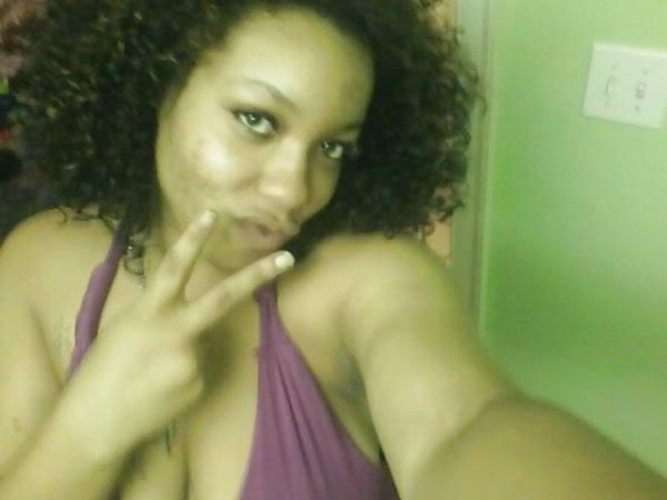 25P Ebony Cleavage Queens