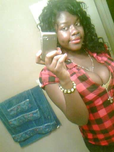 25P Ebony Cleavage Queens