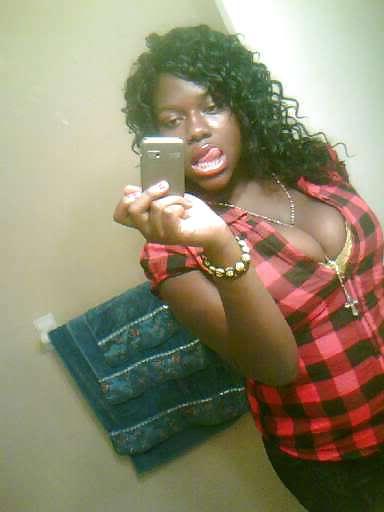 25P Ebony Cleavage Queens