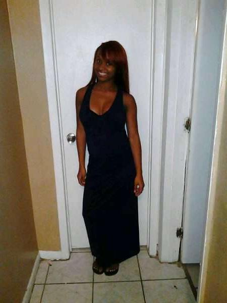 25P Ebony Cleavage Queens