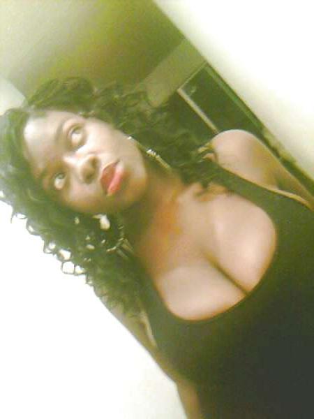 25P Ebony Cleavage Queens