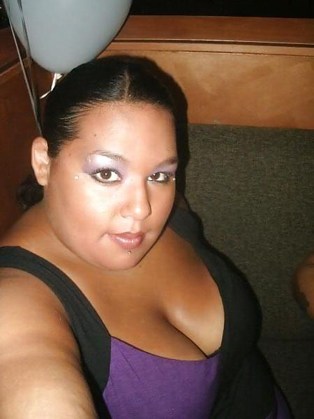 25P Ebony Cleavage Queens