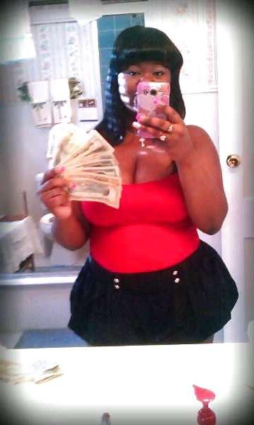 25P Ebony Cleavage Queens