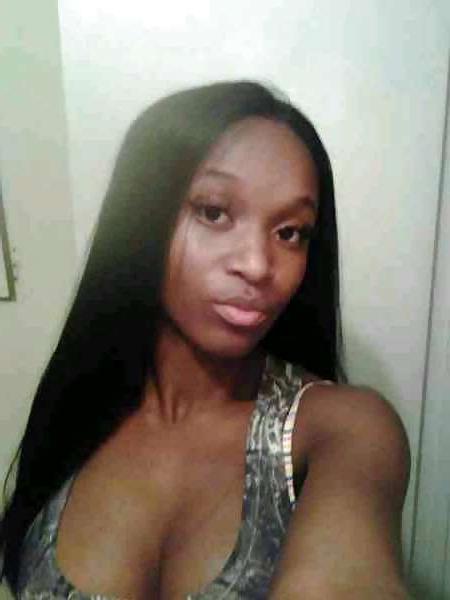 25P Ebony Cleavage Queens