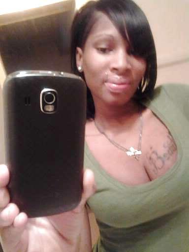 25P Ebony Cleavage Queens