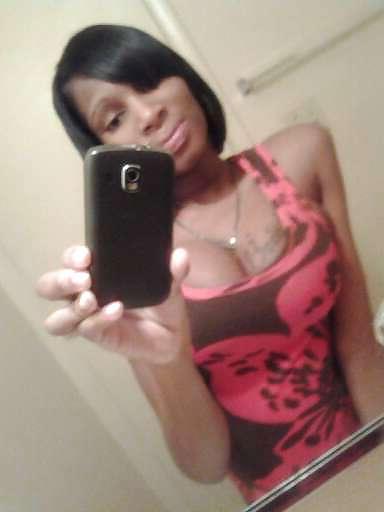 25P Ebony Cleavage Queens