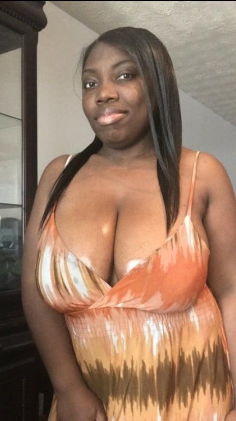 21P Ebony Cleavage