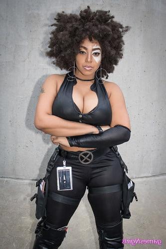 21P Ebony Cleavage