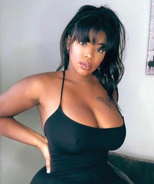 21P Ebony Cleavage