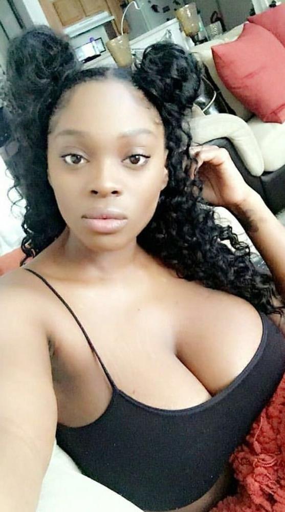 21P Ebony Cleavage
