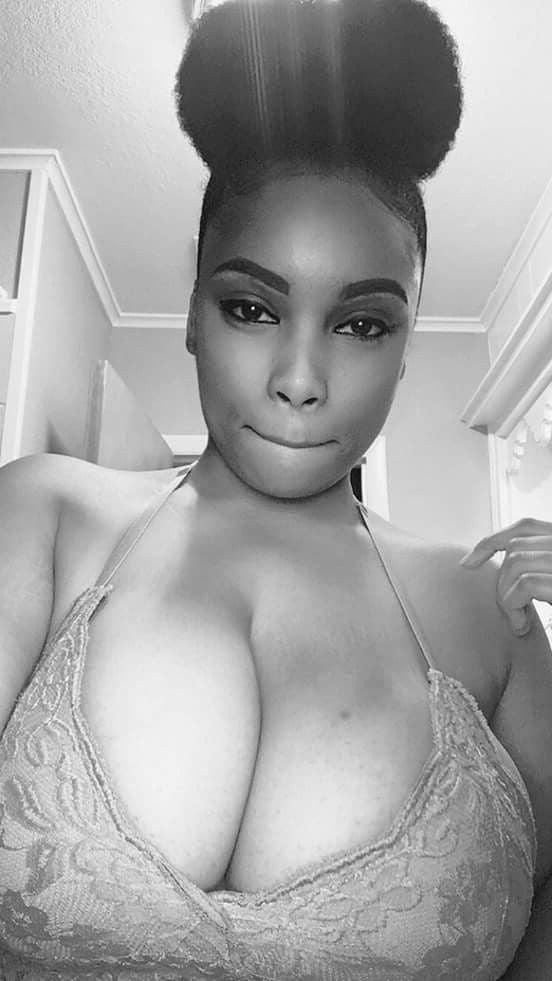 21P Ebony Cleavage