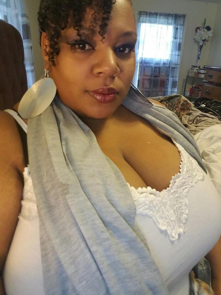 21P Ebony Cleavage